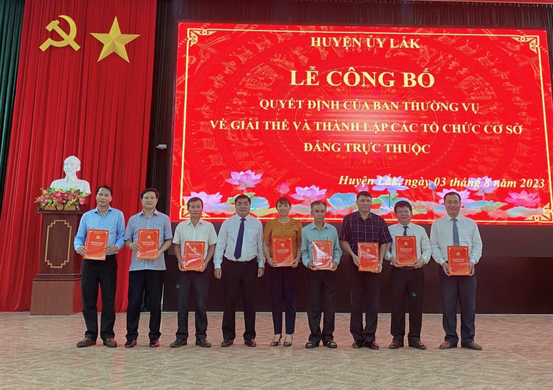 Bí thư Huyện ủy, Chủ tịch HĐND huyện Lắk Võ Ngọc Tuyên trao Quyết định thành lập mới các Chi bộ cơ sở trực thuộc.