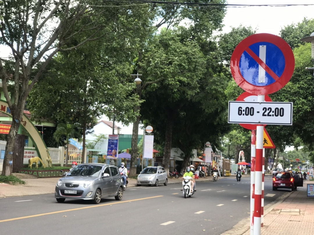 Biển báo cấm đỗ xe theo khung giờ vào ngày chẵn, lẻ trên đường Phan Chu Trinh.