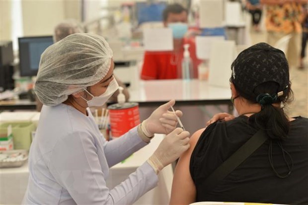 Nhân viên y tế tiêm vaccine phòng COVID-19 cho người dân tại Bangkok, Thái Lan. Ảnh: THX/TTXVN