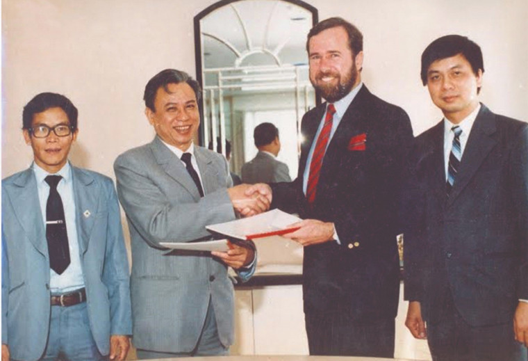 Tổng Cục trưởng Đặng Văn Thân ký kết Hợp đồng liên doanh sản xuất viba số giữa Tổng cục Bưu điện với Hãng AWA (Australia), đánh dấu bước số hoá hệ thống truyền dẫn của Việt Nam (năm 1989). Ảnh: Tư liệu.