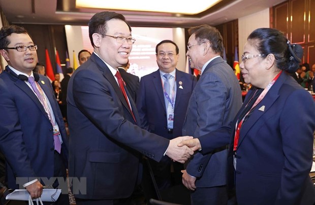 Chủ tịch Quốc hội Vương Đình Huệ với đại biểu. Ảnh: TTXVN