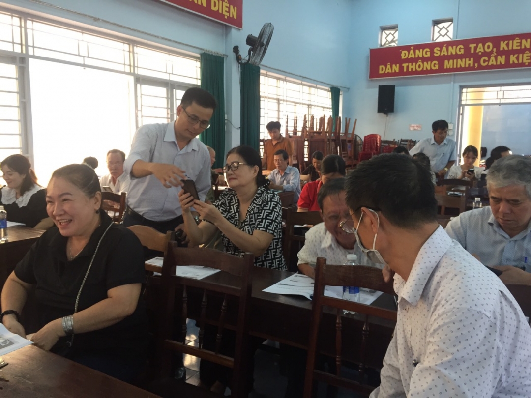 Anh Nguyễn Công Quỳnh - chuyên viên chuyển đổi số VNPT Dak Lak đang hướng dẫn cho học viên cài đặt app Dak Lak trực tuyến.