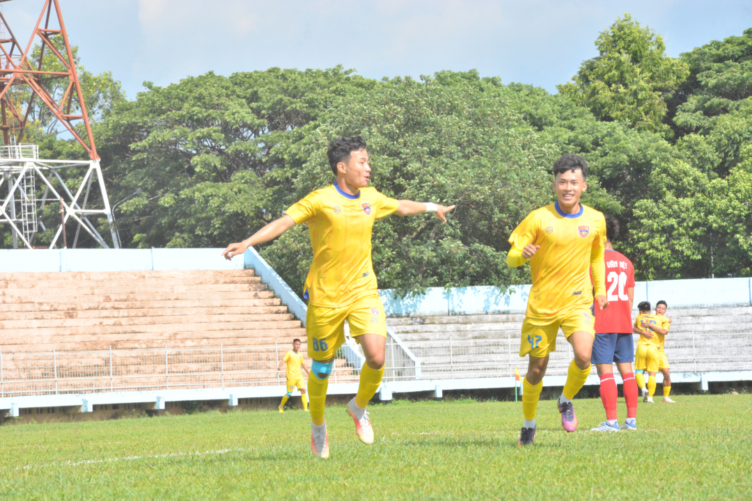 Tiền đạo Nguyễn Công Tiến (bên trái) ghi bàn mở tỷ số cho Câu lạc bộ bóng đá Đắk Lắk.