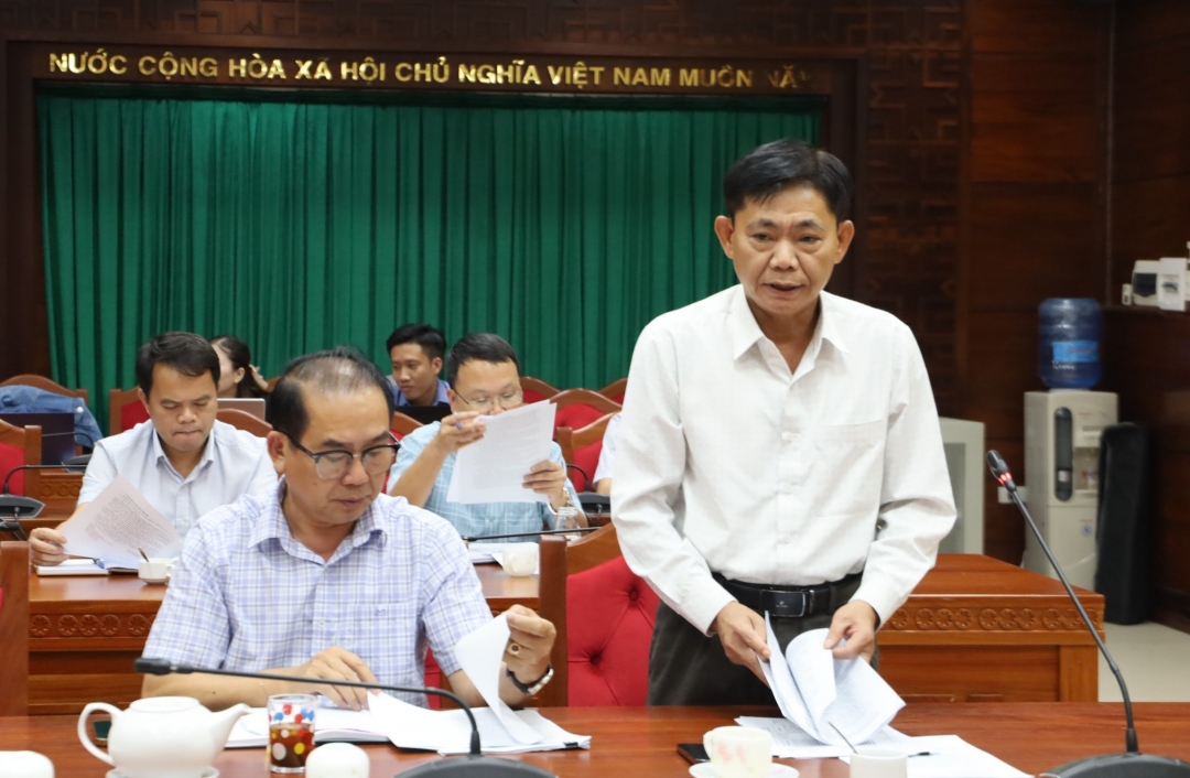 Giám đốc Sở Giao thông vận tải Đỗ Quang Trà báo cáo tình hình thực hiện Dự án tại cuộc họp.
