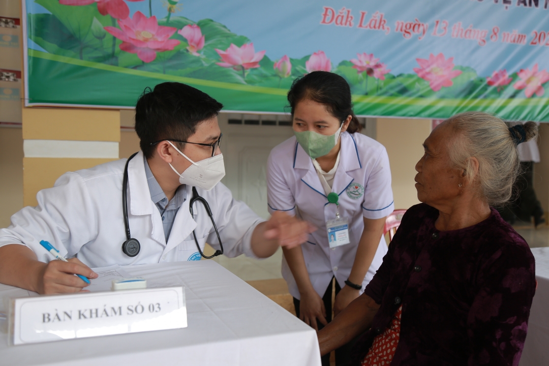 Cán bộ Bệnh viện Công an tỉnh khám bệnh miễn phí cho người dân xã Ea Tul.