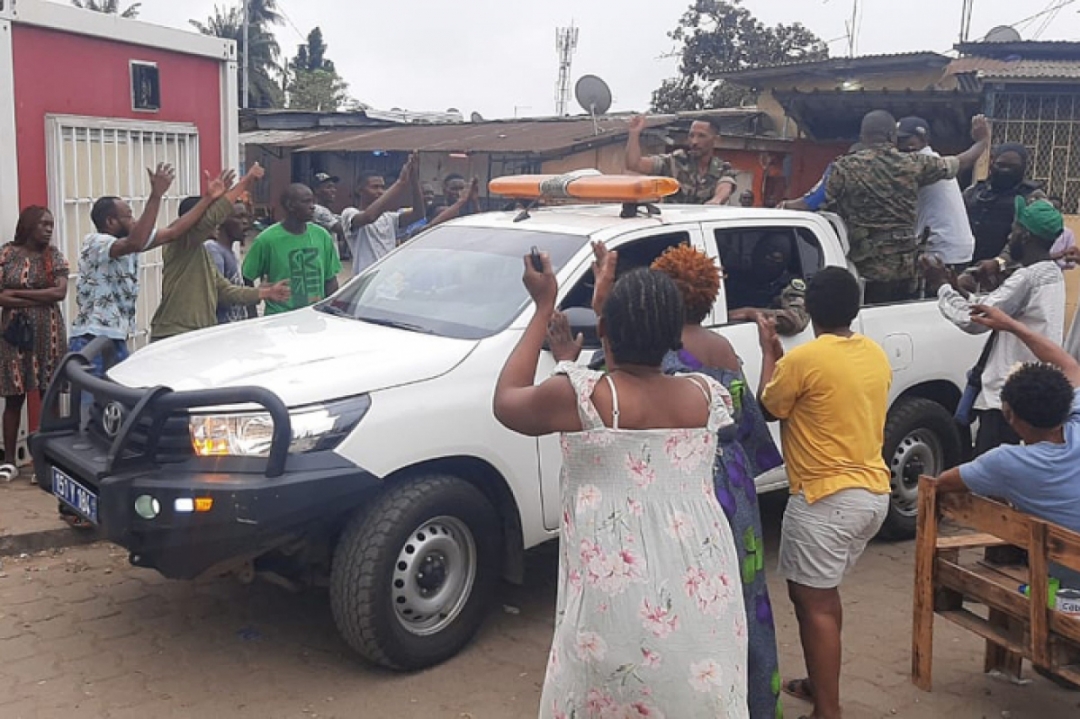 Người dân hoan nghênh các thành viên lực lượng an ninh ở thủ đô Libreville của Gabon ngày 30/8 sau khi một nhóm sĩ quan tuyên bố đảo chính. Ảnh: AFP