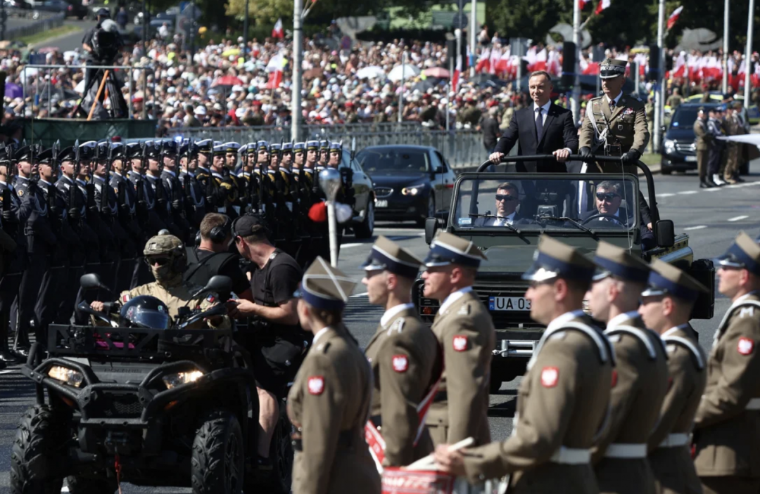 Tổng thống Andrzej Duda trong cuộc diễu binh ở Warsaw. Ảnh: Reuters