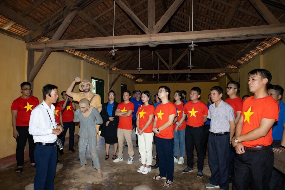 Đại biểu tham quan Di tích lịch sử quốc gia đặc biệt Nhà đày Buôn Ma Thuột.