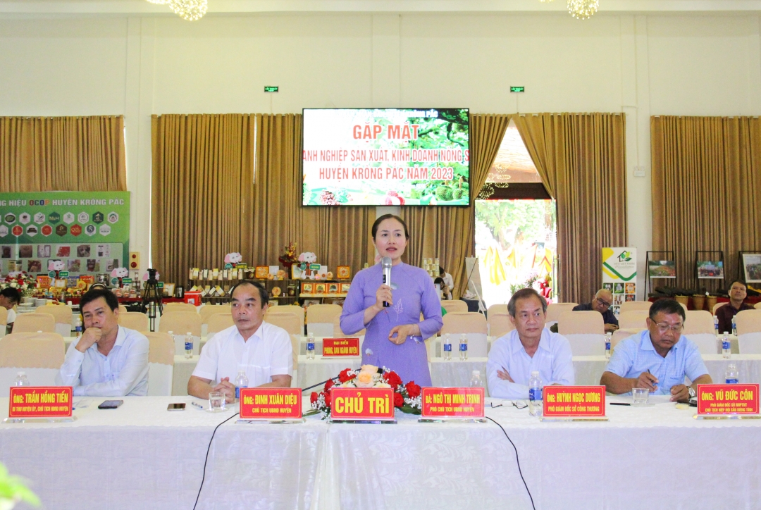 Lãnh đạo các sở và lãnh đạo huyện Krông Pắc cùng chủ trì hội nghị đối thoại với doanh nghiệp sản xuất - kinh doanh nông sản.