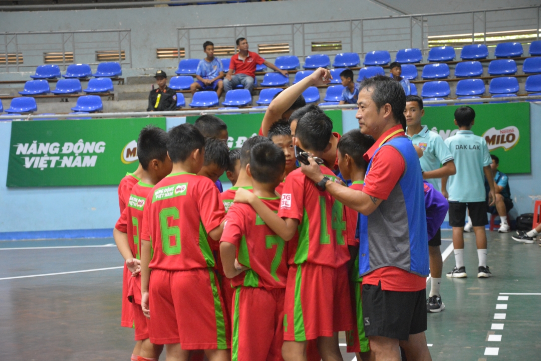 Niềm vui của Ban huấn luyện, cầu thủ Hưng Yên khi giành vé vào chung kết.