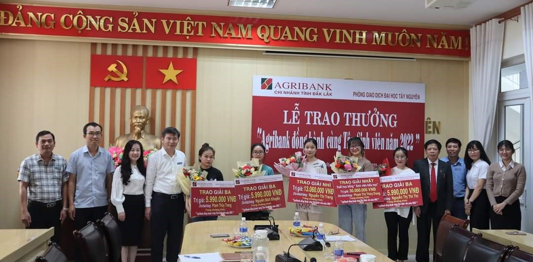 Agribank Đắk Lắk trao thưởng cho sinh viên Trường Đại học Tây Nguyên đã may mắn trúng thưởng trong chương trình Agribank đồng hành cùng tân sinh viên năm 2022.