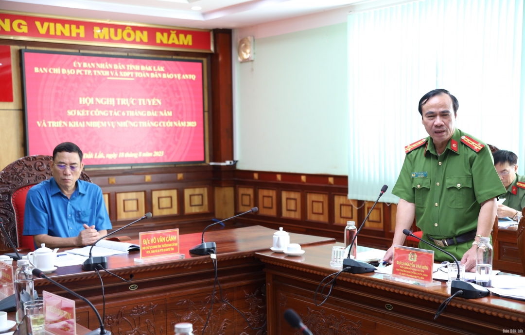 Đại tá Nguyễn Văn Bôn, Phó Giám đốc Công an tỉnh điều hành phần thảo luận.