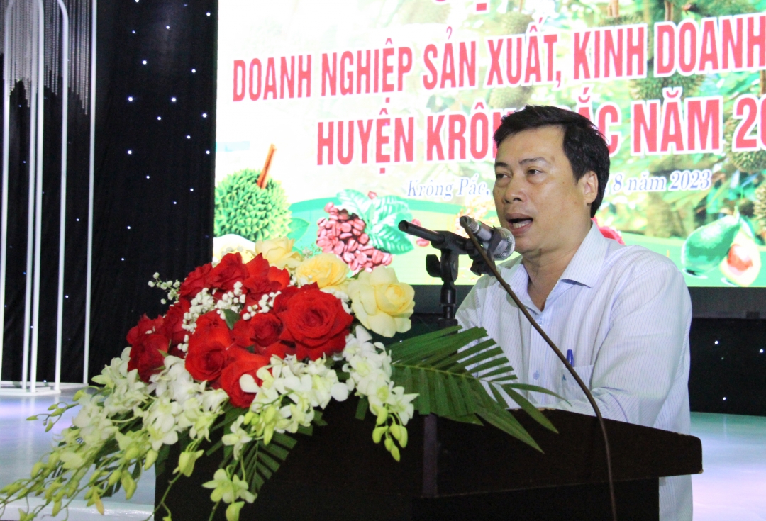 Bí thư Huyện ủy, Chủ tịch HĐND huyện Krông Pắc Trần Hồng Tiến phát biểu tại hội nghị.