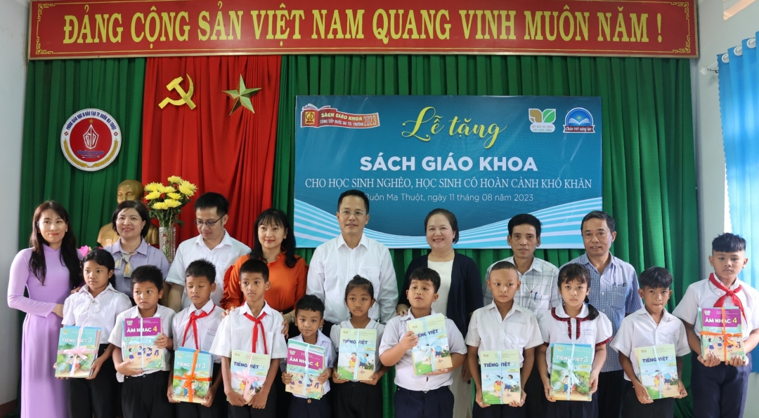 Các em học sinh Trường Tiểu học Nơ Trang Lơng, TP. Buôn Ma Thuột nhận sách tại buổi lễ