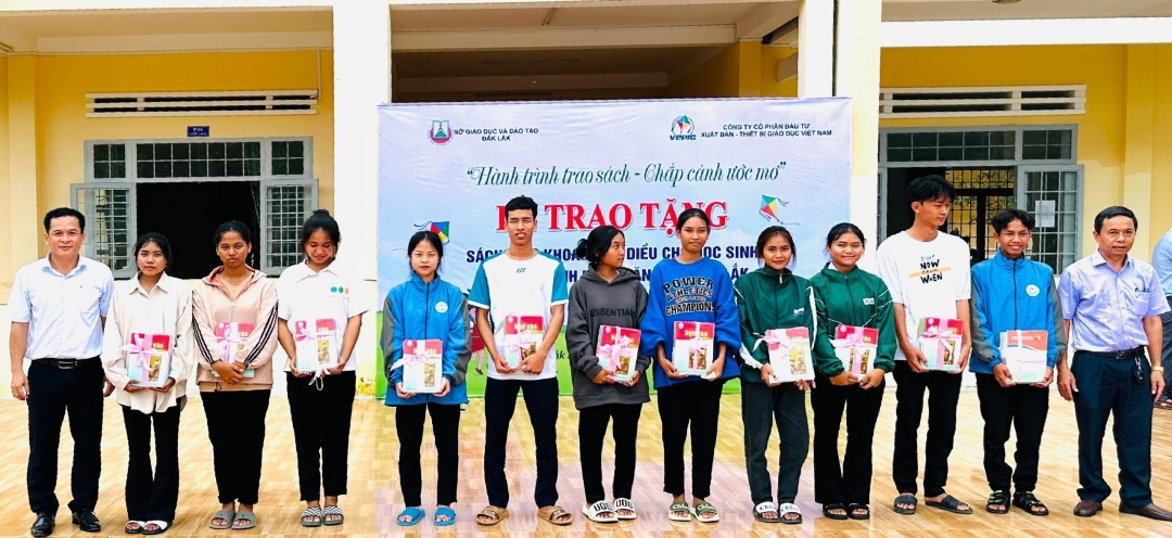 Học sinh Trường THPT Nguyễn Chí Thanh nhận sách từ chương trình