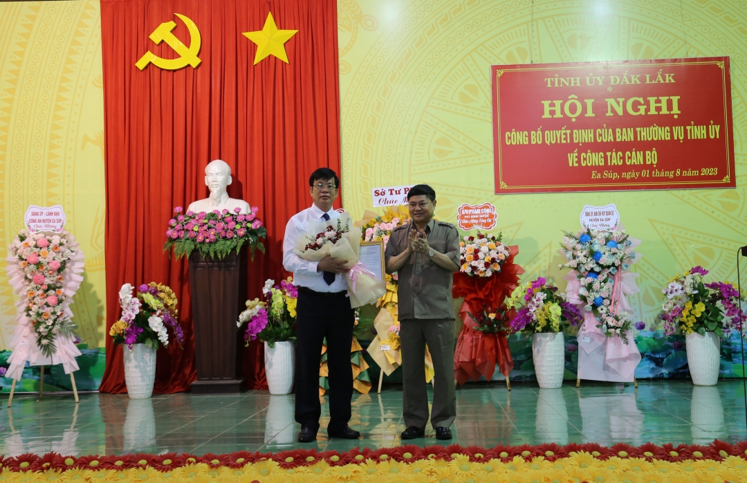Phó Bí thư Thường trực Tỉnh ủy Phạm Minh Tấn trao quyết định và tặng hoa chúc mừng Bí thư Huyện ủy Ea Súp Bùi Hồng Quý