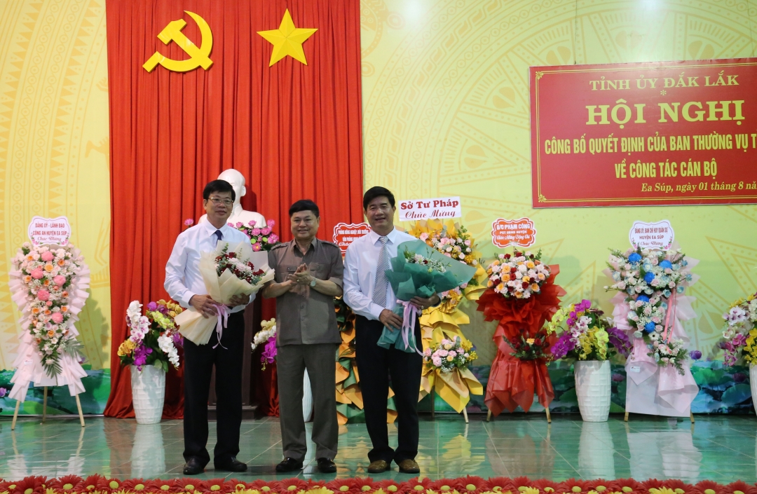 Lãnh đạo tỉnh chúc mừng đồng chí Bùi Hồng Quý và Nguyễn Thiên Văn nhận công tác mới