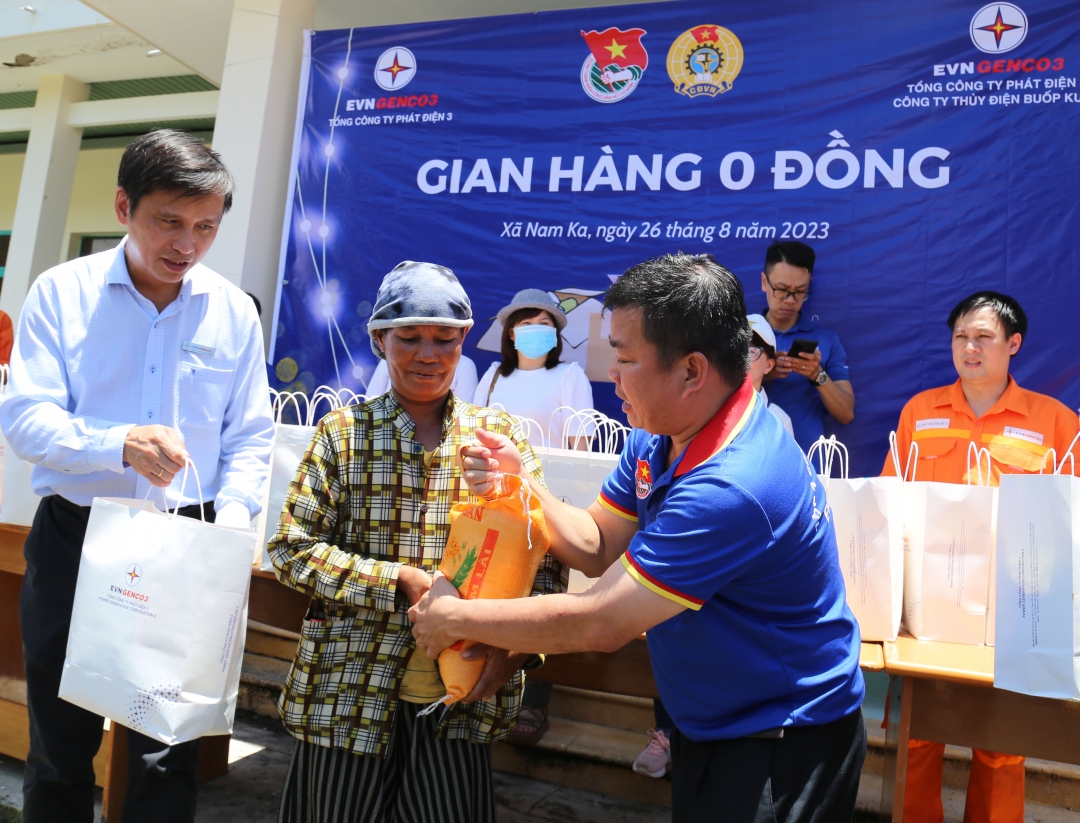 Ban tổ chức tặng quà cho người dân xã Nam Kar, huyện Lắk