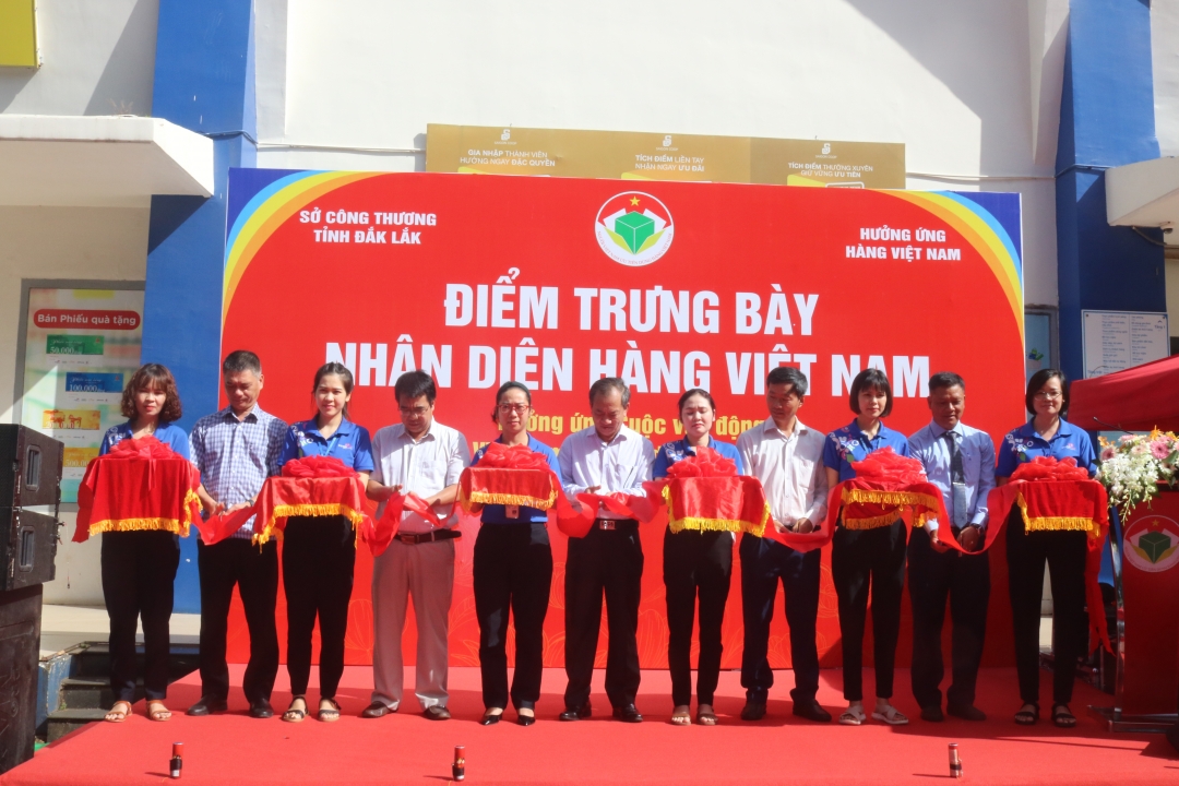 Các đại biểu cắt băng khai trương Điểm trưng bày, nhận diện hàng Việt Nam tại Siêu thị Co.opmart Buôn Ma Thuột. 