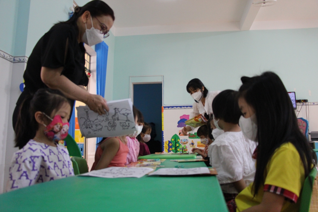Tiết học cắt dán của nhóm trẻ 5 tuổi, Trường Mầm non Hoa Hướng Dương (phường Thiện An).