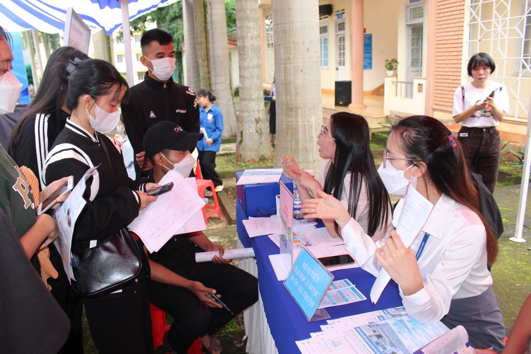 Sinh viên trường Cao đẳng Y tế Đắk Lắk tìm hiểu về nhu cầu tuyển dụng của Bệnh viện Đại học y dược Buôn Ma Thuột.