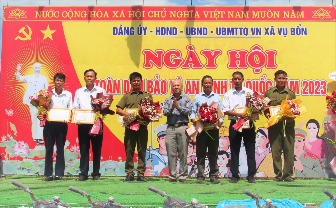UBND huyện Krông Pắc khen thưởng cá nhân của xã Vụ Bổn có thành tích xuất sắc trong phong trào “Toàn dân bảo vệ an ninh Tổ quốc”.
