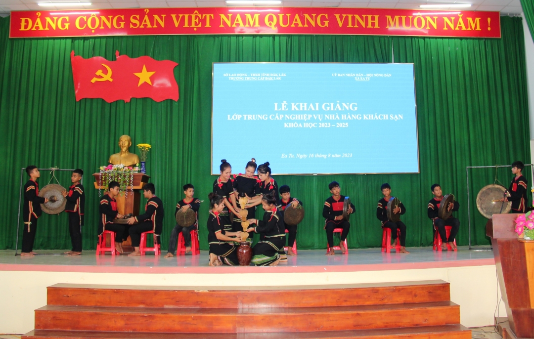 Đội chiêng và đội múa xoang buôn Kmrơng Prông A biểu diễn tại Lễ khai giảng lớp học.