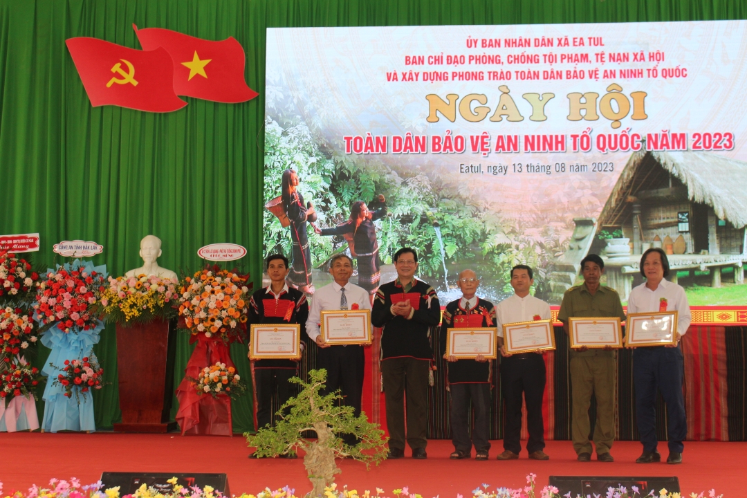 Thiếu tướng Lê Vinh Quy, Giám đốc Công an tỉnh tặng Giấy khen cho các tập thể, cá nhân có thành tích xuất sắc của xã Ea Tul (huyện Cư Mgar).