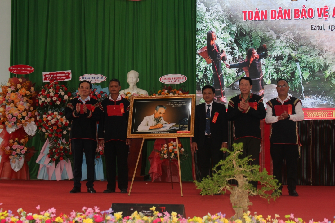 Đoàn công tác Trung ương tặng quà cho chính quyền xã Ea Tul (huyện Cư Mgar).