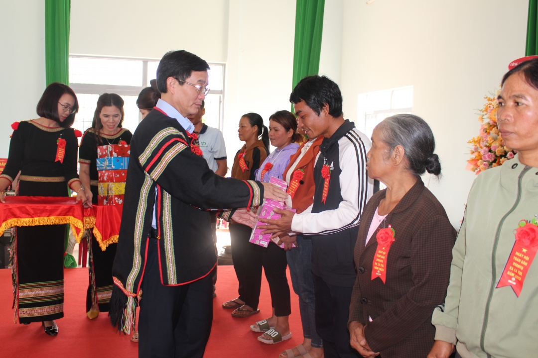 Đồng chí Nguyễn Đình Trung, Ủy viên Ban chấp hành Trung ương Đảng, Bí thư Tỉnh uỷ tặng quà cho các hộ khó khăn xã Ea Tul.