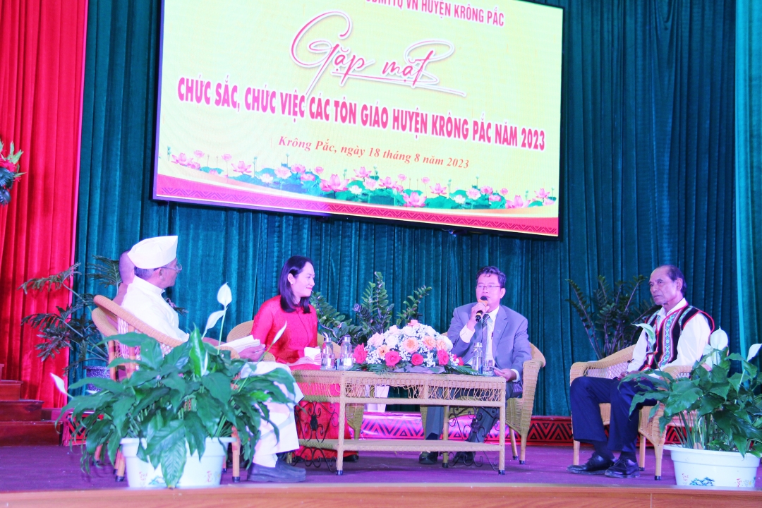 Đại diện các tổ chức tôn giáo trao đổi cùng lãnh đạo UBND huyện Krông Pắc về các