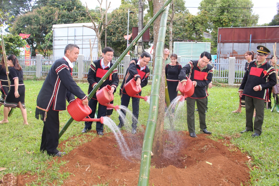 Cac đại biểu tròng cây lưu niệm tại nhà Văn hoá xã Ea Tul (huyện Cư Mgar).