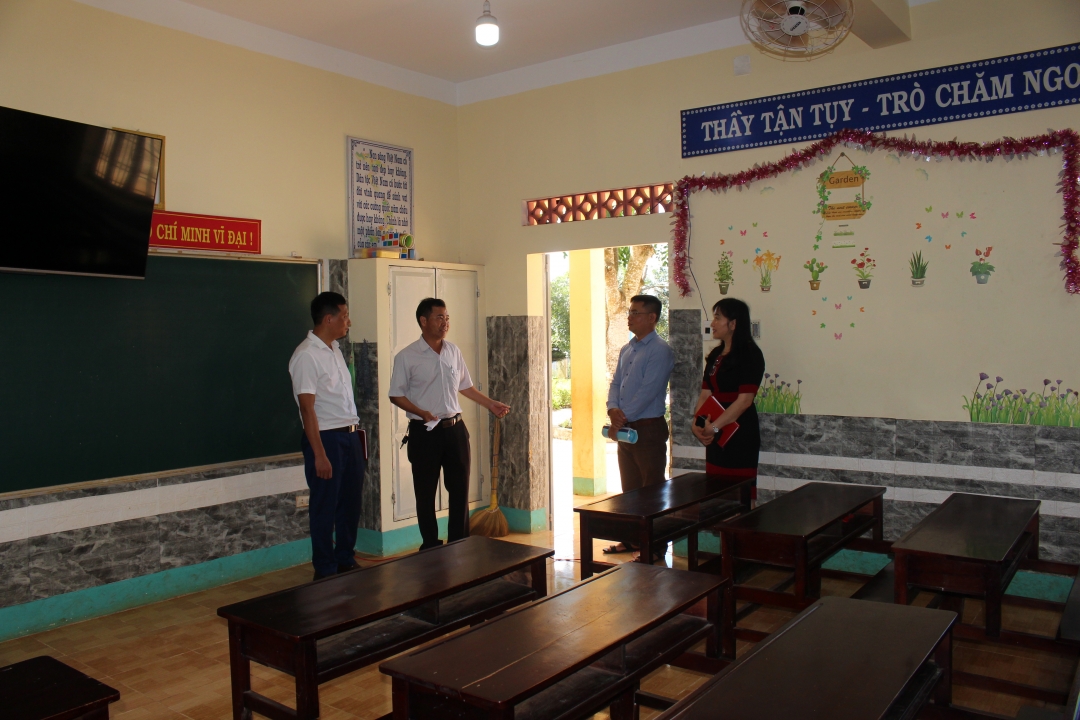 Đoàn công tác kiểm tra cơ sở vật chất tại trường Tiểu học Y Ngông (xã Cư Né, huyện Krông Búk).