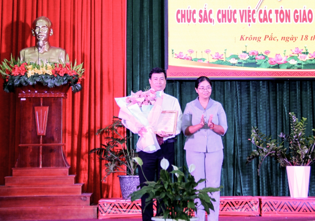 Bí thư Huyện ủy, Chủ tịch HĐND huyện Krông Pắc Trần Hồng Tiến nhận Kỷ niệm chương “Vì sự nghiệp Quản lý nhà nước về Tín ngưỡng, Tôn giáo”.