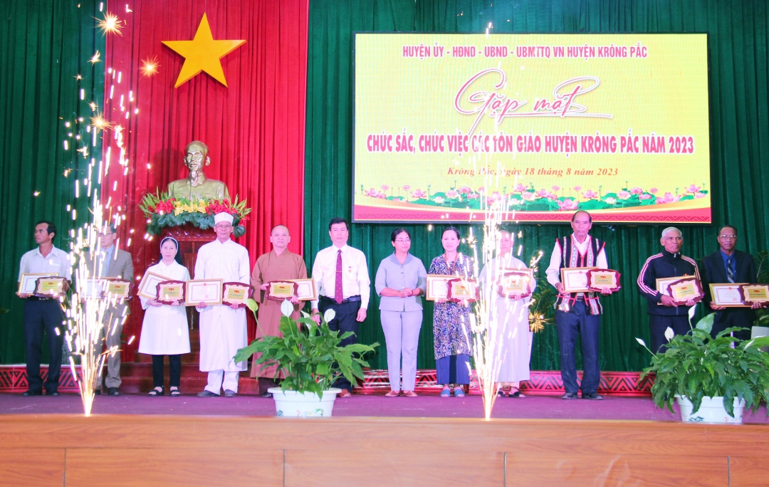 , Huyện ủy, HĐND, UBND, UBMTTQ Việt Nam huyện Krông Pắc đã tặng giấy khen và biểu trưng cho 11 tổ chức tôn giáo tiêu biểu.