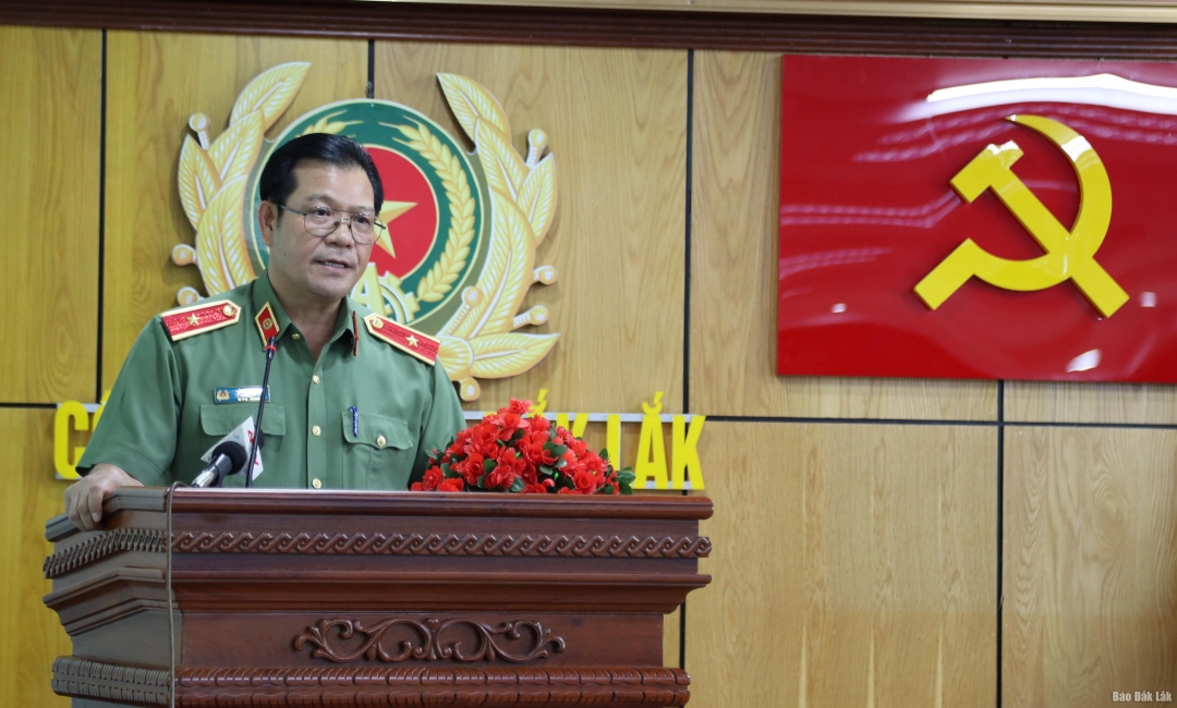 Thiếu tướng Lê Vinh Quy, Giám đốc Công an tỉnh, Tổ phó Thường trực Tổ công tác triển khai Đề án 06 tỉnh phát biểu tại hội nghị.