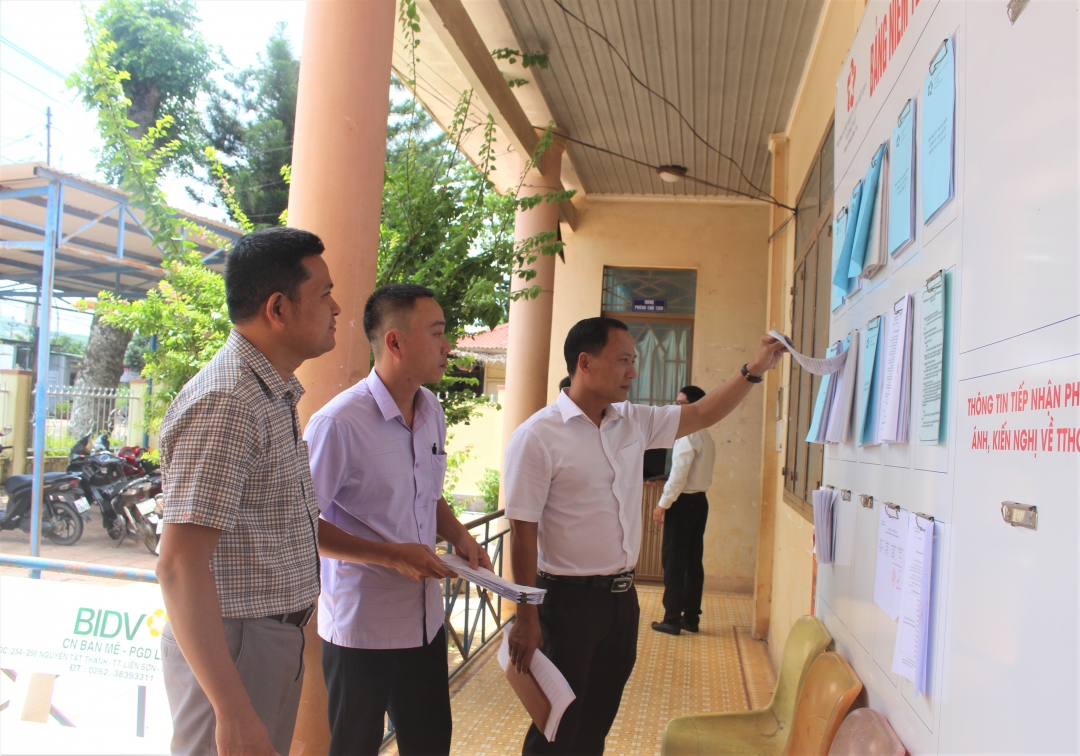 Thành viên Đoàn kiểm tra xem xét việc công khai thủ tục hành chính tại UBND xã Nam Ka.
