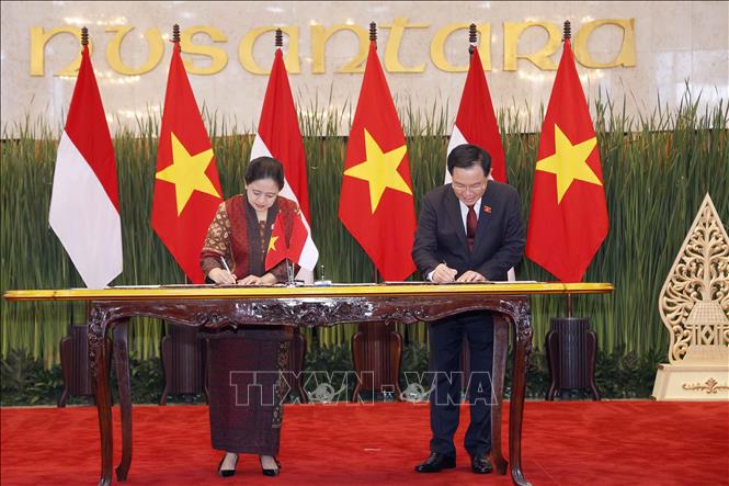 Chủ tịch Quốc hội Vương Đình Huệ và Chủ tịch Hạ viện Indonesia Puan Maharani ký Thỏa thuận hợp tác giữa Quốc hội Việt Nam và Hạ viện Indonesia. Ảnh: TTXVN