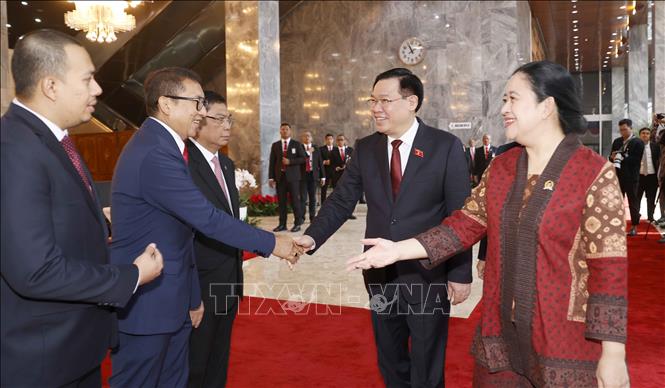 Chủ tịch Quốc hội Vương Đình Huệ và Chủ tịch Hạ viện Indonesia Puan Maharani với đại biểu. Ảnh: Doãn Tấn/TTXVN