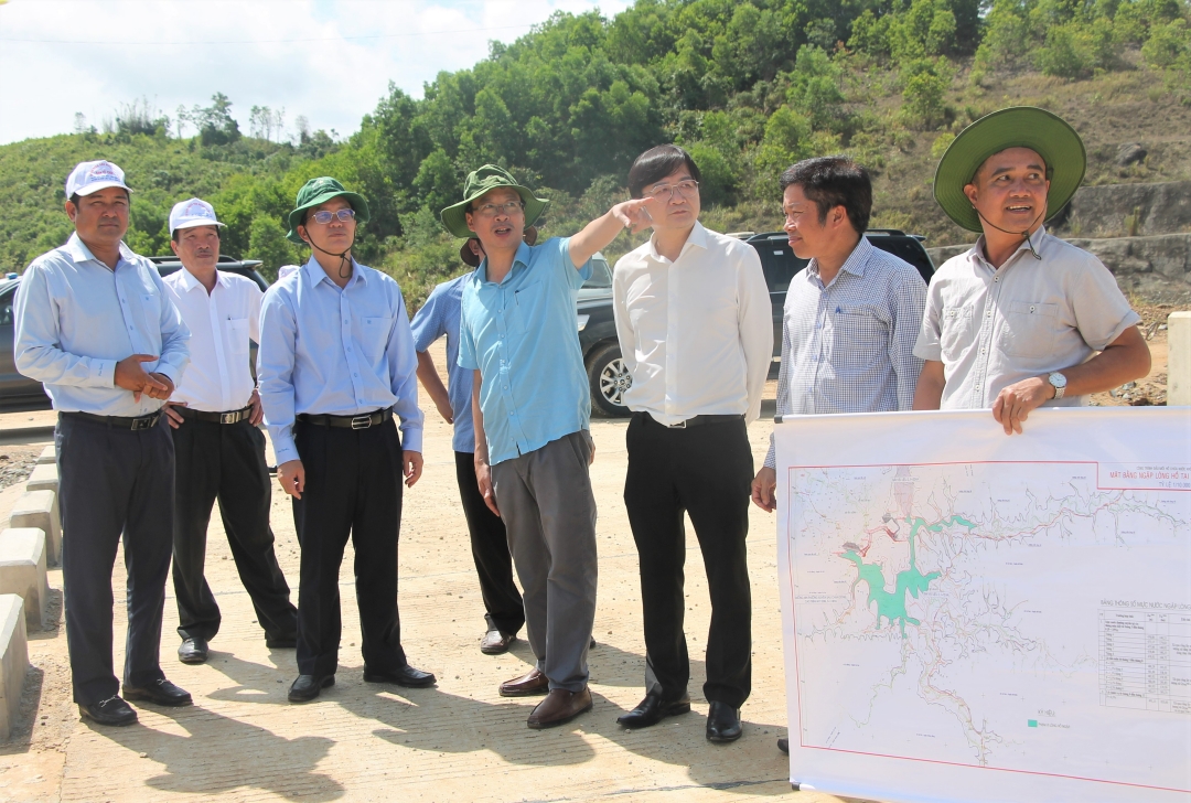 Ủy viên Trung ương Đảng, Bí thư Tỉnh ủy Nguyễn Đình Trung (thứ ba từ trái sang) cùng Đoàn công tác kiểm tra tiến độ thực hiện Dự án công trình hồ chứa nước Krông Pách thượng.