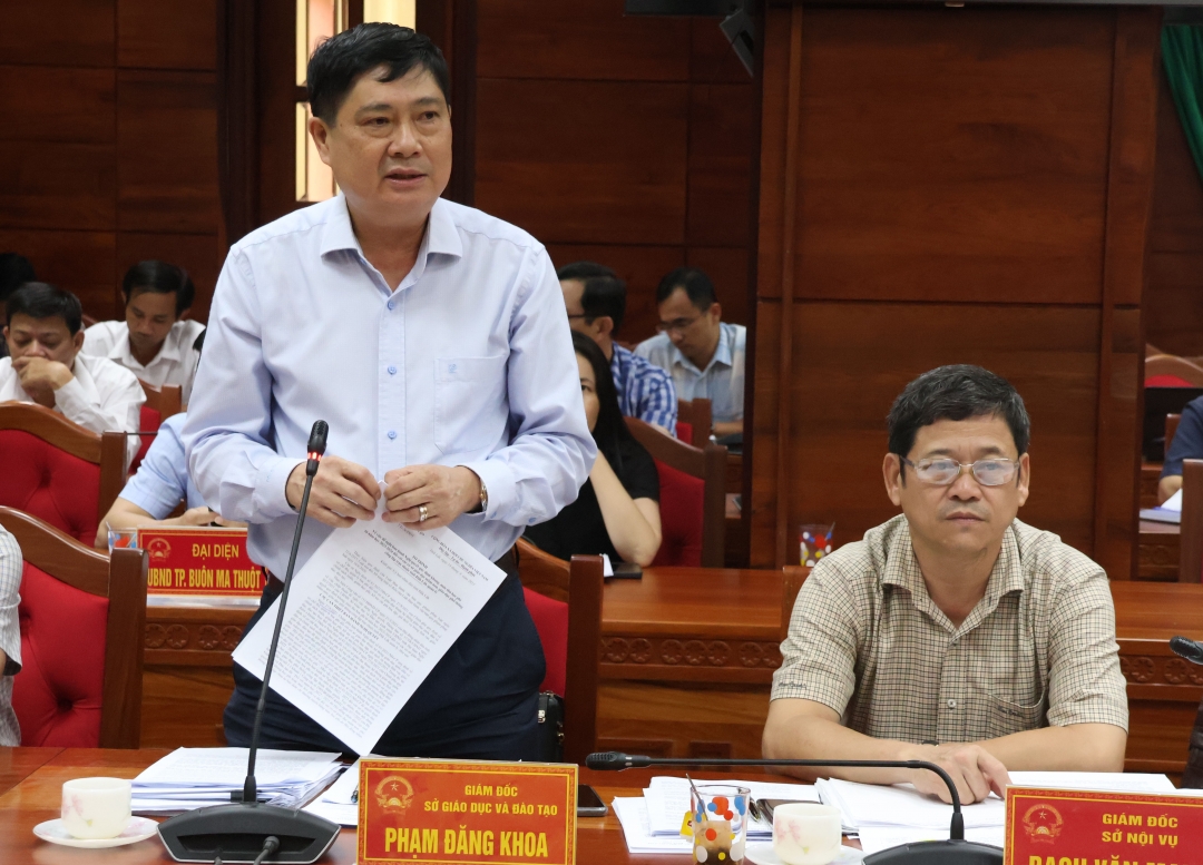 Giám đốc Sở Giáo dục và Đào tạo Phạm Đăng Khoa trình bày nội dung liên quan đến học phí các trường công lập trên địa bàn tỉnh tại phiên họp