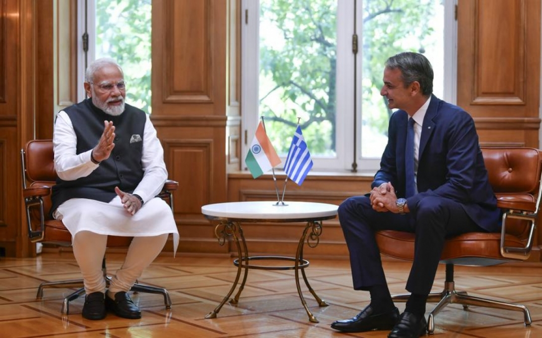 Thủ tướng Ấn Độ Narendra Modi (bên trái) hội đàm với Thủ tướng Hy Lạp Kyriakos Mitsotakis tại Athens ngày 25/8. Ảnh: AP