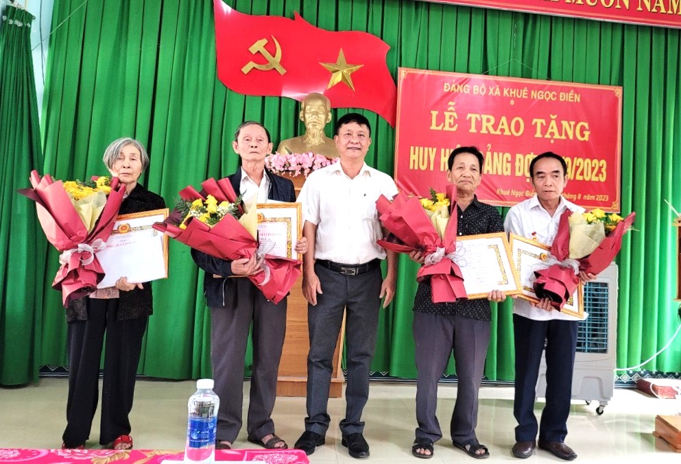 Chủ tịch HĐND huyện Krông Bông Bùi Duy Thích trao Huy hiệu Đảng tặng các đảng viên thuộc Đảng bộ xã Cư Đrăm.