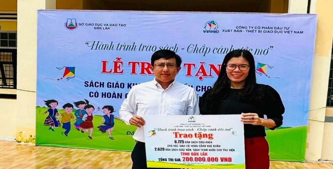 bà Lê Thị Thảo, Trưởng phòng Giáo dục Trung học – Giáo dục Thường xuyên, Sở GD-ĐT đã tiếp nhận