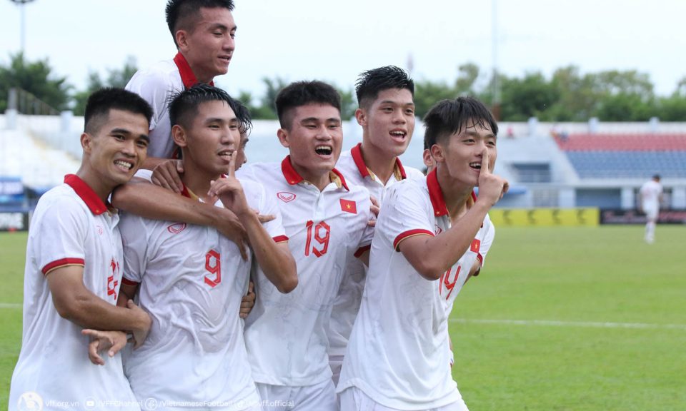 Các cầu thủ U23 Việt Nam đối mặt với Malaysia tại bán kết. Ảnh: VFF