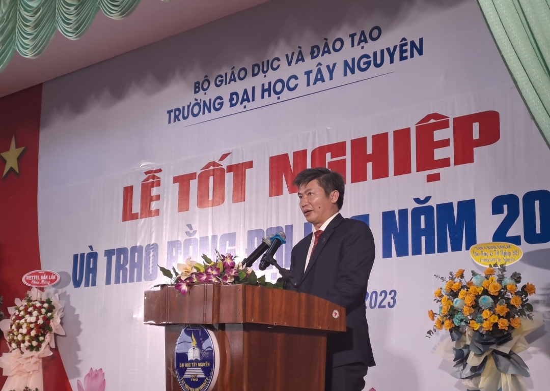 TS. Nguyễn Thanh Trúc, Phó Bí thư Đảng uỷ, Hiệu trưởng nhà trường lên phát biểu trong buổi lễ tốt nghiệp. 