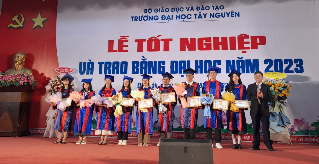 Nhà trường tuyên dương và khen thưởng sinh viên có thành tích xuất sắc trong học tập. 