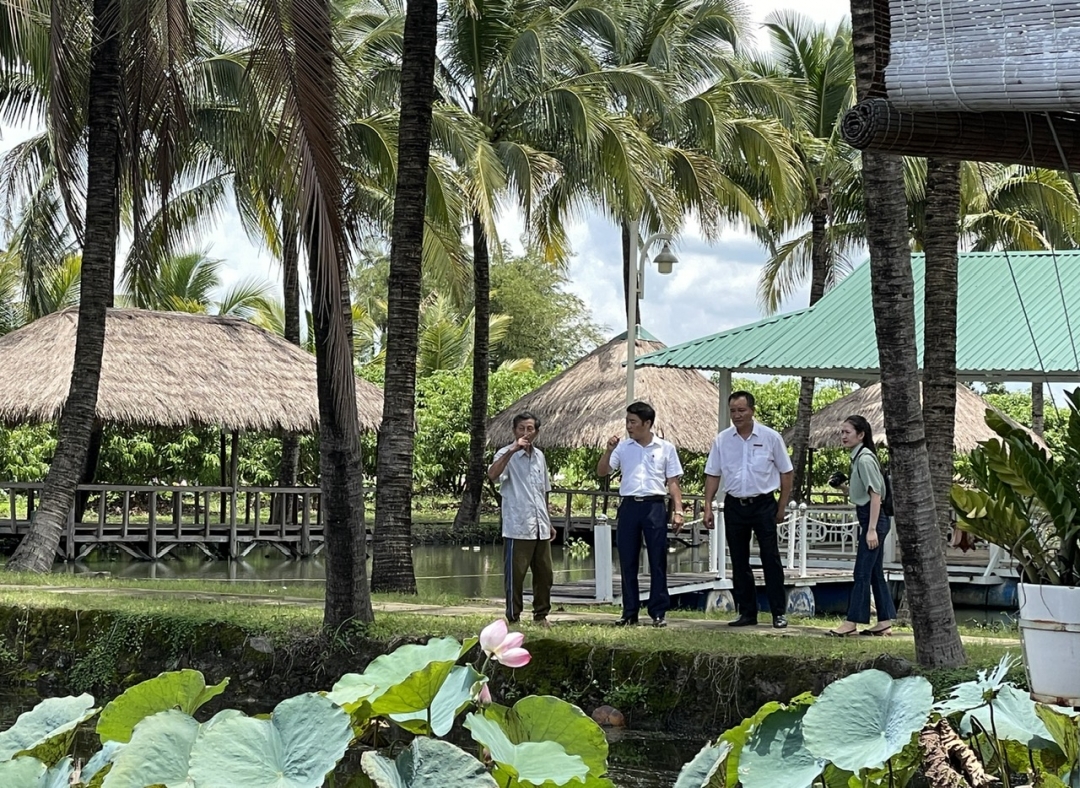 Cán bộ Agribank Chi nhánh huyện Buôn Đôn kiểm tra hiệu quả vốn vay của một khách hàng trên địa bàn. (Ảnh minh họa)