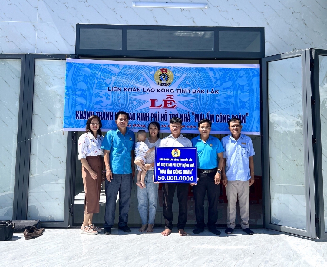 Gia đình anh Lê Đình Định (thôn 3, xã Khuê Ngọc Điền, huyện Krông Bông) vui mừng nhận hỗ trợ nhà Mái ấm công đoàn. 