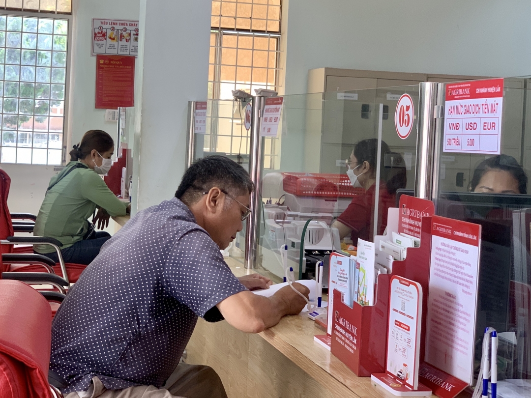 Khách hàng giao dịch tại một ngân hàng trên địa bàn huyện Lắk. 